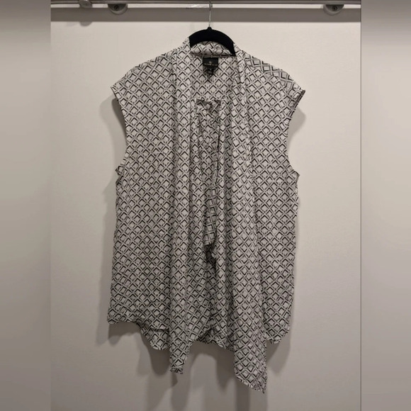 Black and White Sleeveless Blouse Size Medium - Picture 2 of 5